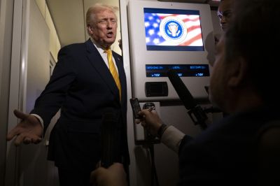 Affaire Epstein : Trump dit qu'il ne « sait rien » des emails récemment révélés
