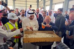 Le ministre saoudien de l'Investissement, Khalid Al-Falih (à gauche), et le ministre syrien de l'Économie et de l'Industrie, Mohammad Nidal el-Chaar (à droite), lors de l'inauguration des travaux à la cimenterie al-Fayhaa Northern Cement Plant, le 23 juillet 2025. Photo SANA