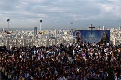 Une foule attend la visite du pape Léon XIV à l'hôpital psychiatrique De La Croix, à Jal el-Dib, au Liban, le 2 décembre 2025, lors de son premier voyage apostolique. Photo Yara Nardi / Reuters