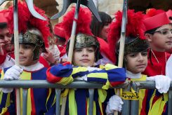 Des enfants déguisés en gardes suisses se rassemblent le jour de la visite du pape Léon XIV à l'hôpital psychiatrique De La Croix, lors de son premier voyage apostolique, à Jal el-Dib, au Liban, le 2 décembre 2025. Photo Louisa Gouliamaki / Reuters