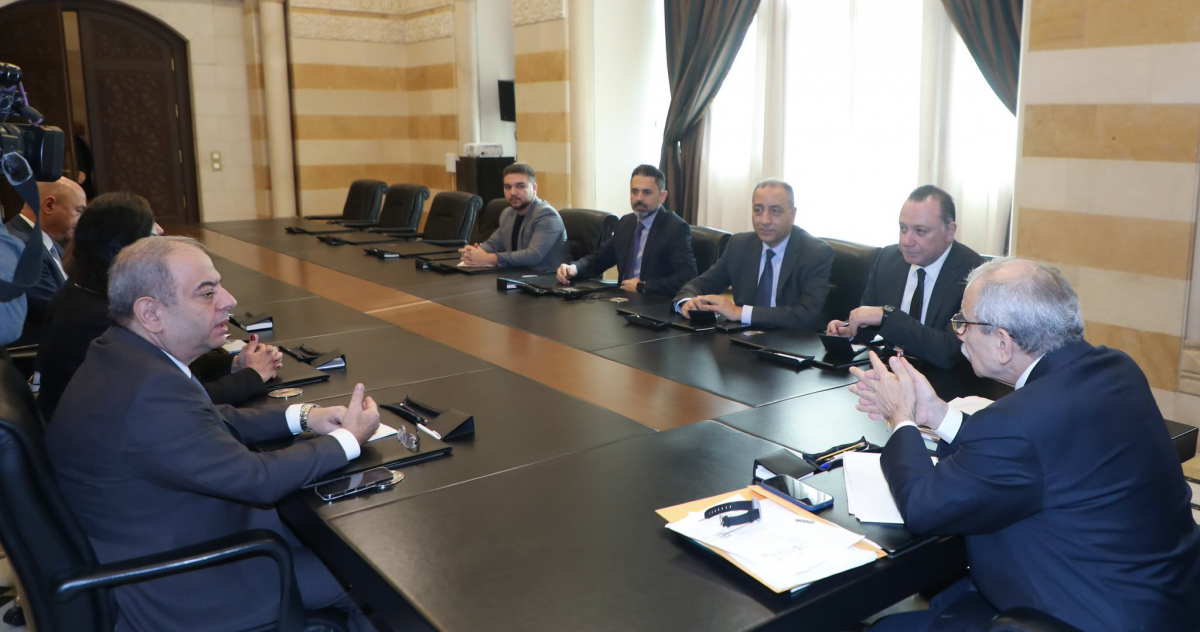 Salam estime que les armes du Hezbollah n'ont protégé personne, Aoun défend l'armée libanaise