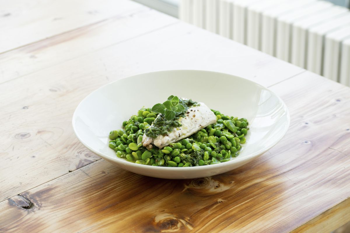 Le poisson sur son lit pesto-fèves-petits pois d’Aline Kamakian
