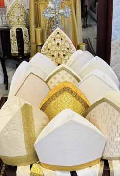 Mitres prêtes à broder. Photo tirée du compte Instagram de Maged Bou Tanous