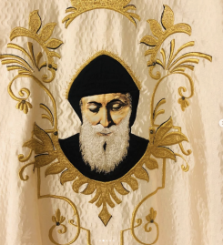 Chape brodée du portrait de saint Charbel. Photo tirée du compte Instagram de Maged Bou Tanous