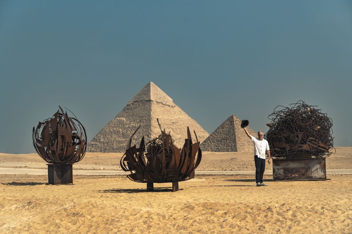 À Gizeh, Nadim Karam secoue le décor : des lotus géants rejoignent les pyramides
