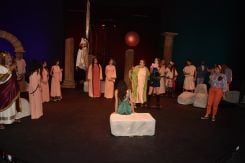 Sur scène, "Abou el-Zeus" mêle humour, déroute et énergie collective au théâtre Gulbenkian. Photo avec l'aimable autorisation de Lina Khoury