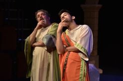 Le dramaturge Hepatitus (Tarek Tamim), rêvant de remporter un concours, s’épuise à trouver une fin à sa pièce et cherche conseil auprès de l’acteur Diabitus (Sany Abdel Baki). Photo avec l’aimable autorisation de Lina Khoury