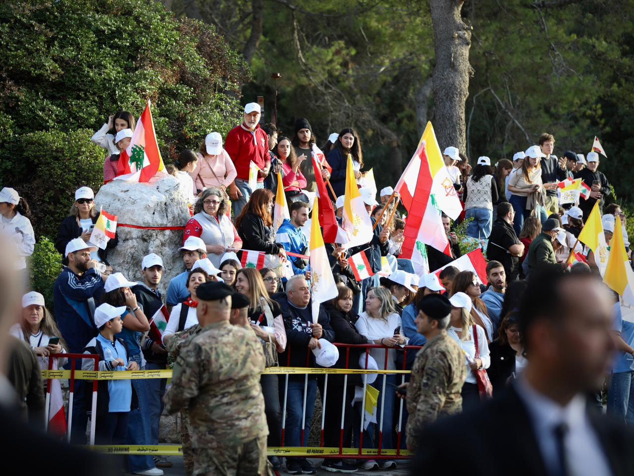 Tout au long de son séjour, d'importantes foules brandissant des drapeaux libanais et du Vatican ont convergé aux abords des routes fermées à la circulation pour laisser passer son convoi, sous haute surveillance. Photo Matthieu Karam/L'Orient-Le Jour