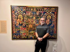Mahmoud Zibawi, peintre, écrivain, historien d’art et spécialiste reconnu de l’art iconographique, devant l'une des pièces majeures de la collection de Rami el-Nimer. Photo ZZ/L'OLJ