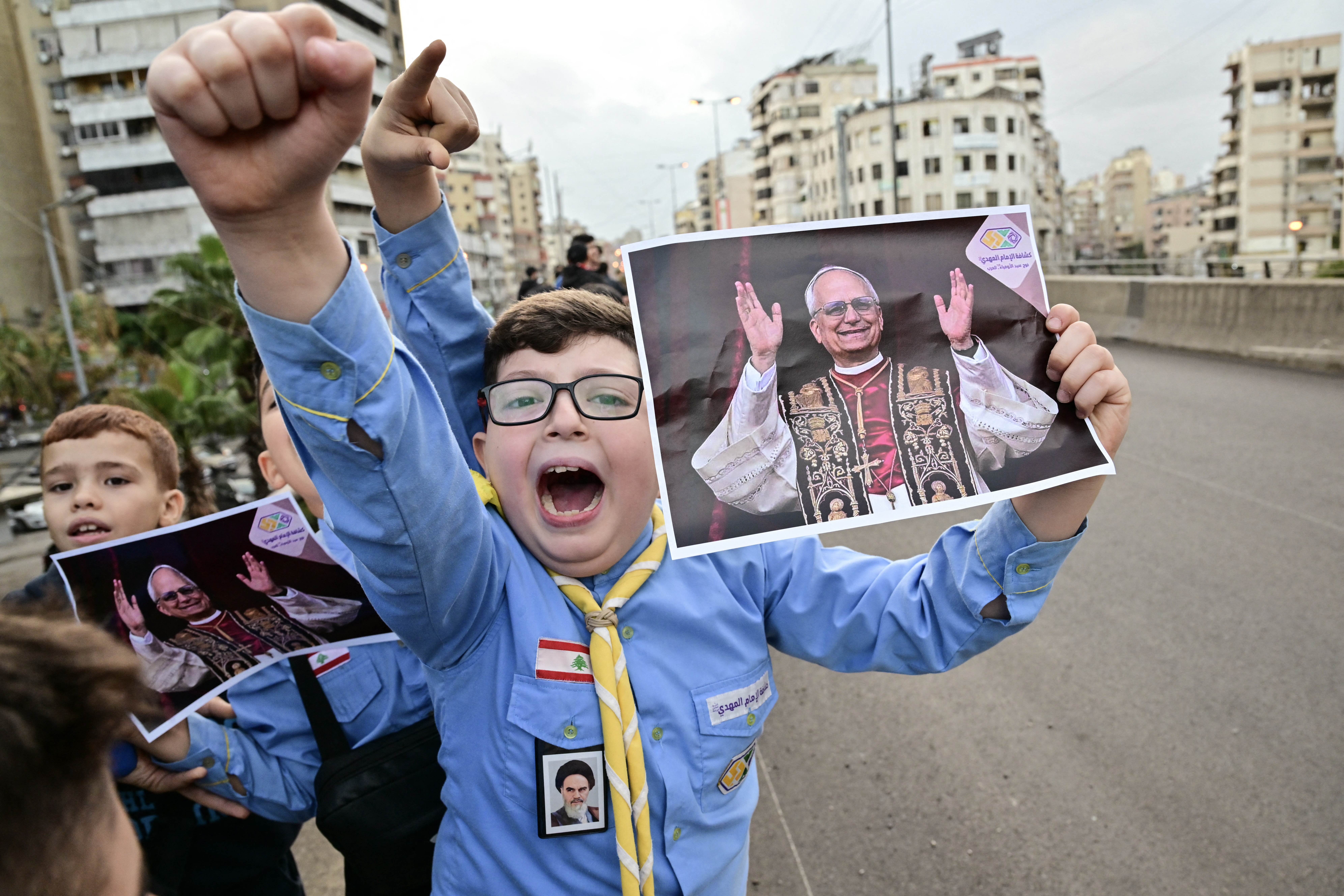 Des foules principalement composées de fidèles chrétiens, mais aussi de Libanais de toutes confessions. Dans la foulée de son arrivée, le Saint-Père a notamment traversé sous les hourras la banlieue sud de Beyrouth, visée quelques jours plus tôt par des frappes israéliennes. Les scouts de l'imam Mahdi, affiliés au Hezbollah, ont ainsi organisé une fanfare pour lui souhaiter la bienvenue. Photo Giuseppe Cacace/AFP