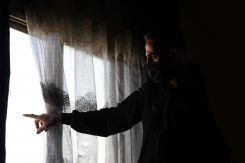 Chaker el-Habouss à la fenêtre de son salon à Ghabagheb, dans la province de Deraa, le 18 novembre. Photo Mohammad Yassine/L’Orient-Le Jour