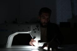 Mohammad Saadeddine devant sa machine à coudre à Hamoriyé, dans la Ghouta orientale à l’est de Damas, le 19 novembre. Photo Mohammad Yassine/L’Orient-Le Jour