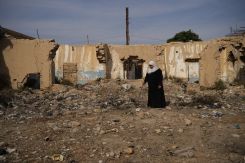 Najmé Nasser dans les ruines de sa maison détruite par l’armée syrienne, le 19 novembre à Otaybé, à l’est de Damas. Photo Mohammad Yassine/L’Orient-Le Jour