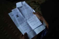 Sobhiyé el-Achra tient le test ADN prouvant que l’homme qu’elle a recueilli chez elle n’est pas son fils, le 19 novembre à Otaybé, à l’est de Damas. Photo Mohammad Yassine/L’Orient-Le Jour