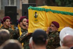 Le cercueil de Haytham Ali Tabatabaï transporté par des membre du Hezbollah pendan la cérémonie funéraire. Photo Mohammad Yassine/L'Orient-Le Jour