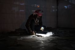 Un homme épluche un inventaire après l’ouverture de la prison de Saydnaya, le 10 décembre 2024. Photo Mohammad Yassine/Archives L’Orient-Le Jour