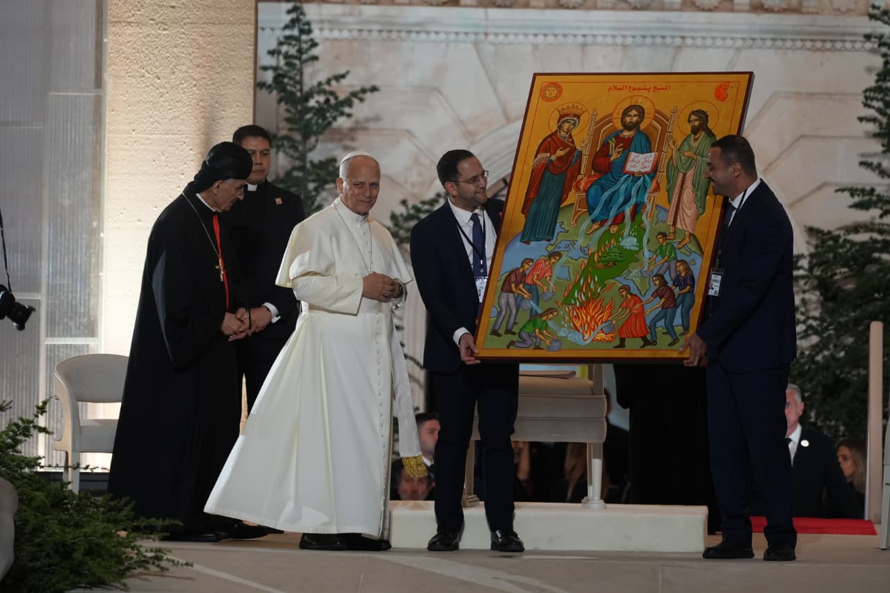 He also visited the seat of the Maronite Patriarchate in Bkirki to meet with Patriarch Bechara al-Rai and with groups of young Lebanese. “Grow strong like the Cedars,” he told them, while urging Lebanon’s leaders to do everything possible to keep young people from being driven toward emigration.  (Credit: Mohammad Yassine/L’Orient-Le Jour)