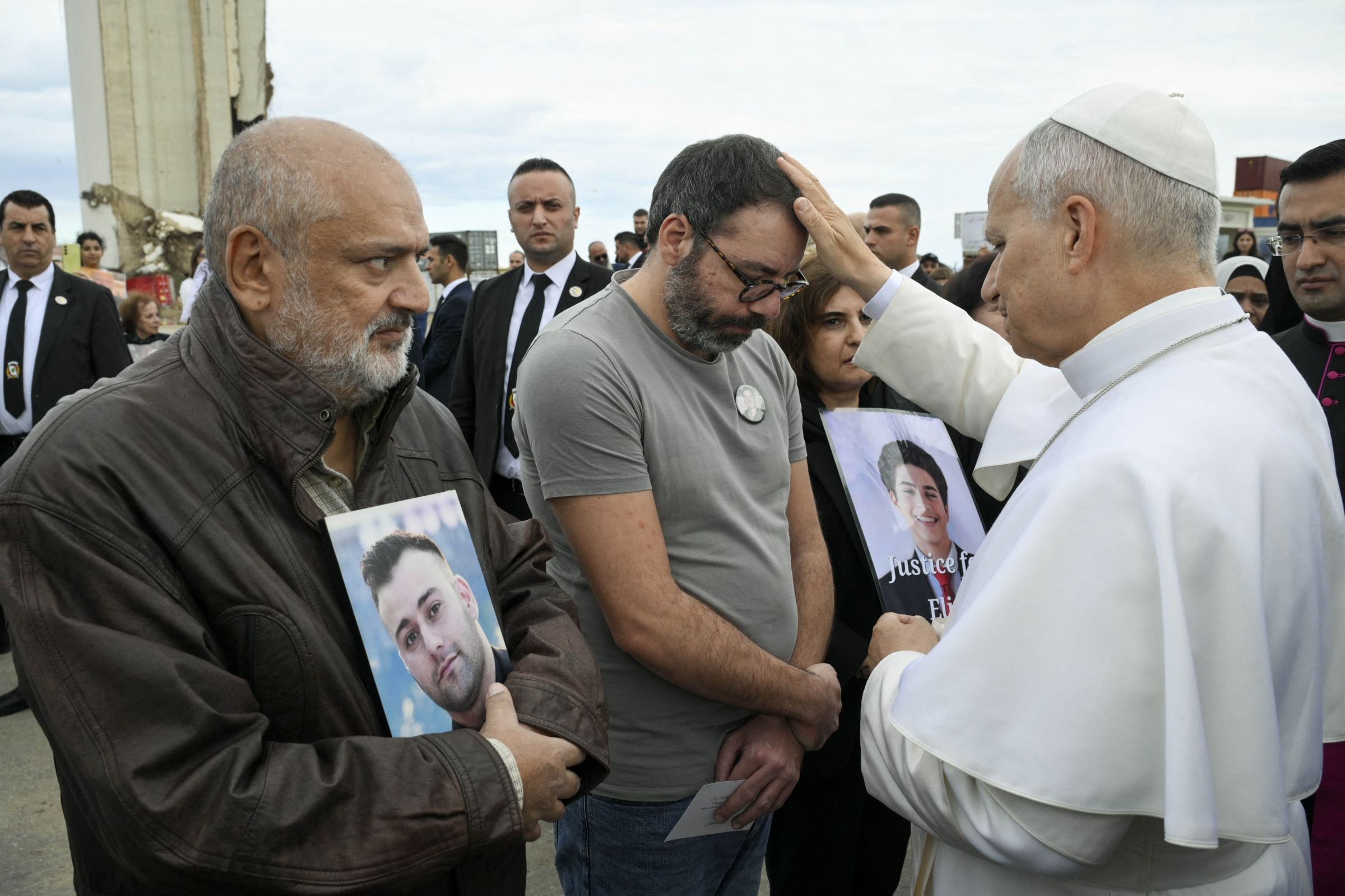 Pour son troisième et dernier jour, Léon XIV a effectué une prière silencieuse devant le monument érigé en hommage aux victimes de l'explosion du 4 août 2020 au port de Beyrouth, où il a béni des proches de victimes. « J'ai été profondément touché par ma brève visite au port de Beyrouth. (...)  J'ai prié pour toutes les victimes et je partage la douleur et la soif de vérité et de justice de tant de familles, de tout un pays », écrira-t-il sur X quelques heures plus tard. Photo AFP/VATICAN MEDIA