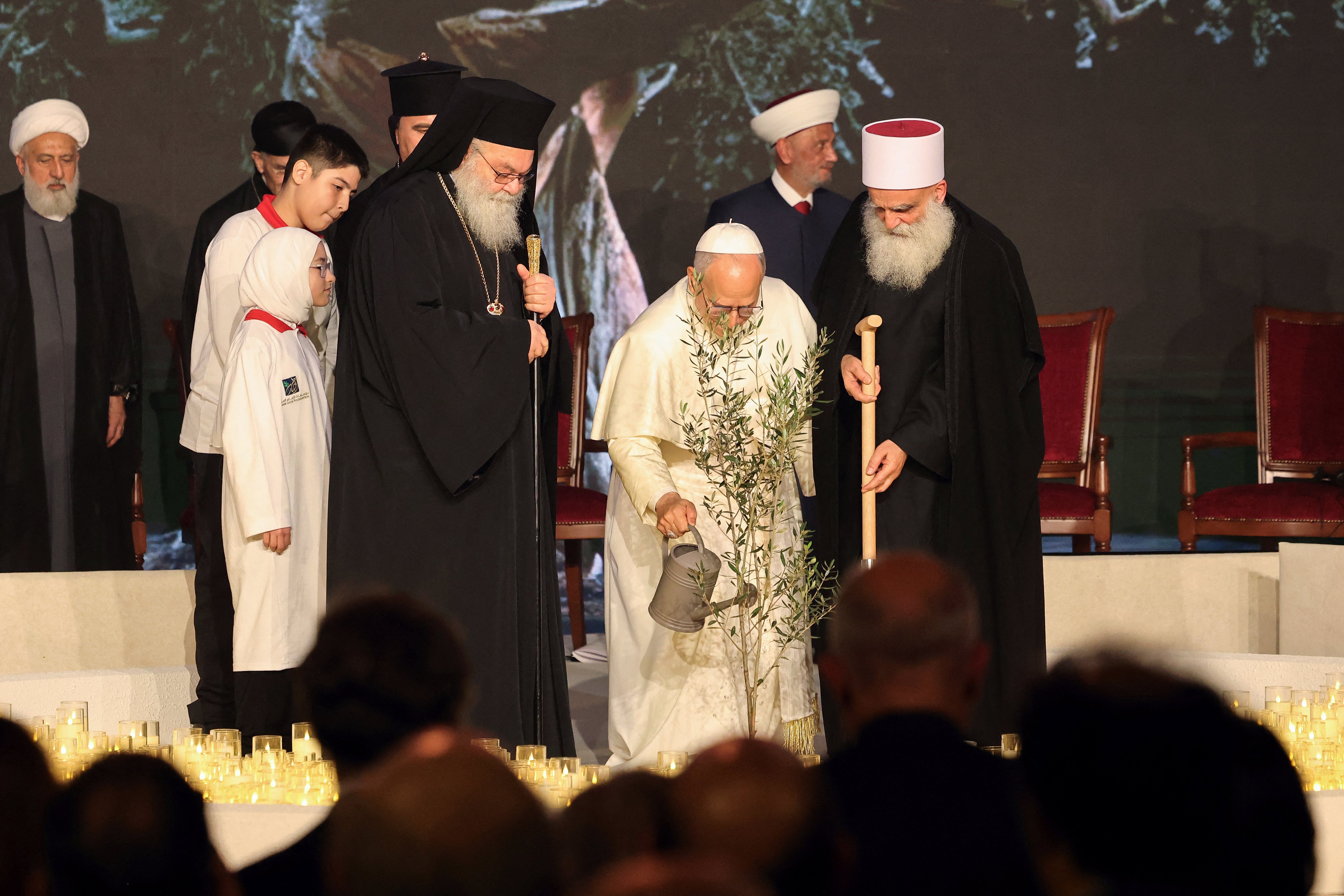 « Le peuple libanais nous rappelle avec force que la peur, la méfiance et les préjugés n'ont pas le dernier mot  », a ajouté le souverain pontife lors d'une rencontre œcuménique réunissant les représentants des églises chrétiennes de la région, ainsi que des différentes confessions musulmanes du pays, sur la place des Martyrs, dans le centre-ville de Beyrouth. Le Saint-Père y a notamment planté un olivier, symbole du message de « paix » et de « coexistence ». « Si le Liban est réputé pour ses cèdres majestueux, l'olivier est également un pilier de son patrimoine », a-t-il souligné. Photo Anwar Amro/AFP