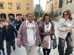 « Je suis venue demander au pape de me donner la santé, et de protéger le Liban et le Sri Lanka qui souffrent tous les deux », affirme Mali, une employée de maison sri-lankaise de 65 ans (au centre). Photo Anne-Marie el-Hage/L'Orient-Le Jour