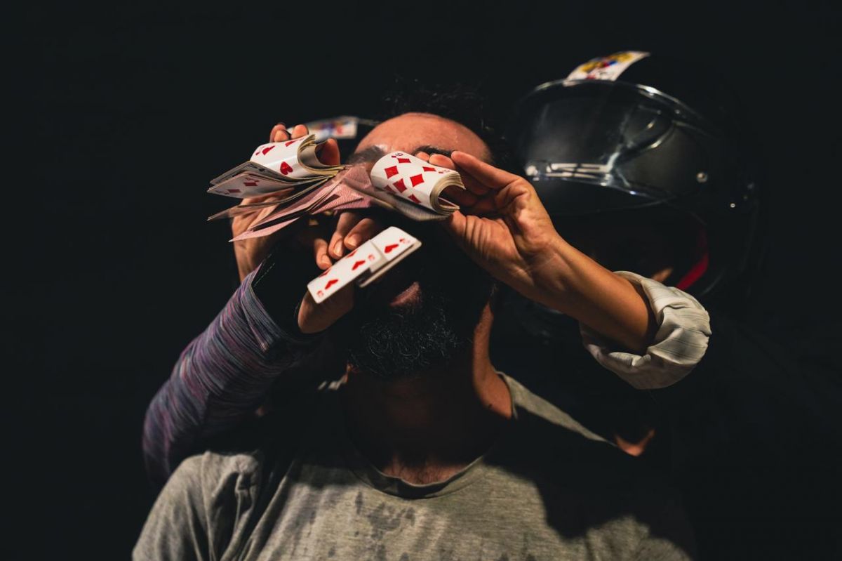 Quand le théâtre dynamite la tyrannie : l’offensive politique des « Héros de l’ombre »