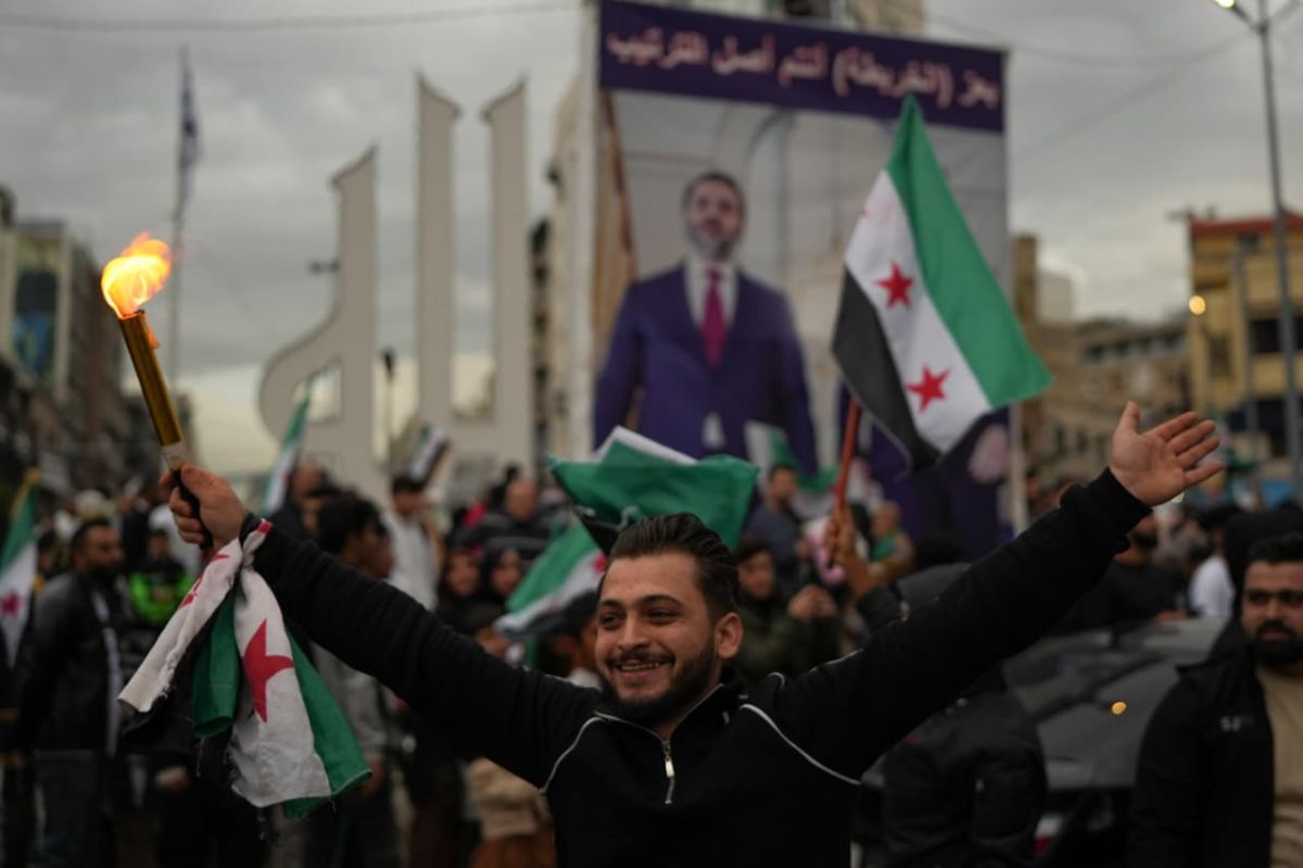 « C'est un jour sacré » : les célébrations de l'anniversaire de la chute d'Assad s'étendent jusqu'au Liban