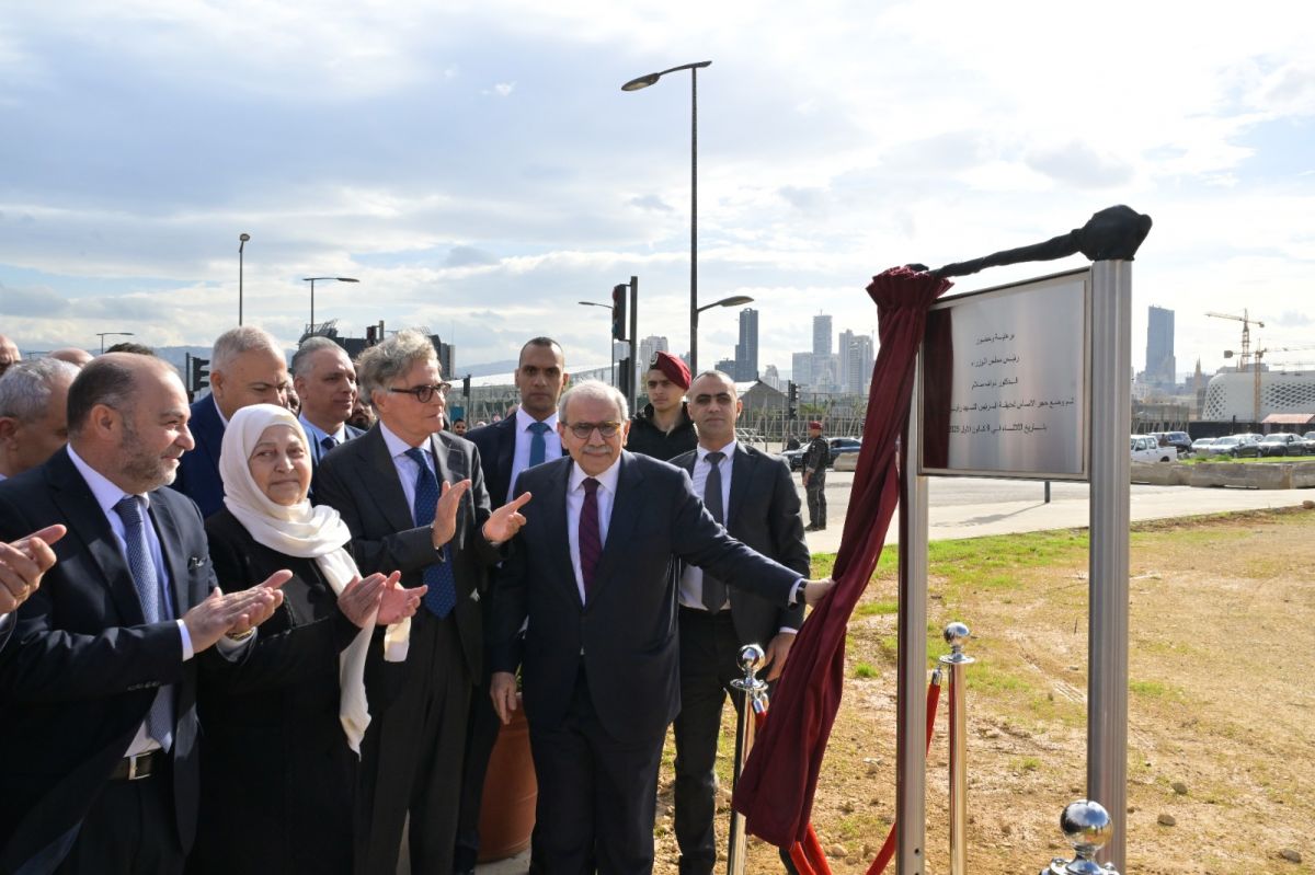 Salam pose la première pierre du futur « jardin Rafic Hariri » sur le front de mer de Beyrouth