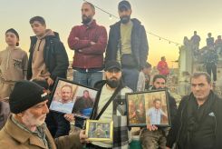 Rami Saouan montrant les portraits des membres de sa famille tués pendant la guerre, le 7 décembre 2025 à Jobar, à l'est de Damas. Photo Emmanuel Haddad/L'Orient-Le Jour
