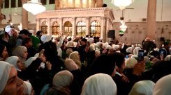 Des femmes venues prier dans la mosquée des Omeyyades, à Damas, à l'aube du 8 décembre 2025, photographient l'arrivée d'Ahmad el-Chareh, président intérimaire de la Syrie. Photo Téa Ziadé/L'Orient-Le Jour