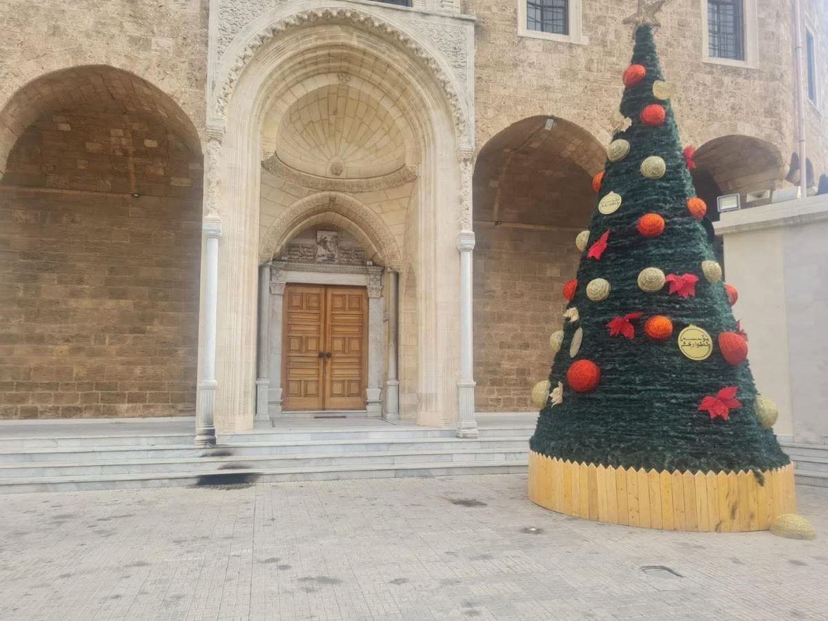 Un cocktail Molotov lancé dans la cour d'une église de Tripoli, sans toucher le sapin de Noël