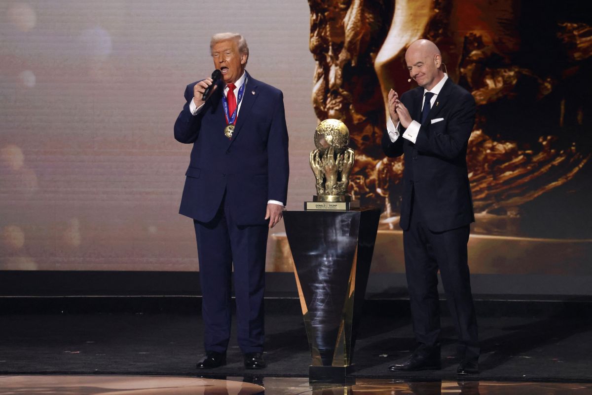 À défaut du Nobel, Trump reçoit le « prix de la paix de la Fifa » des mains d'Infantino