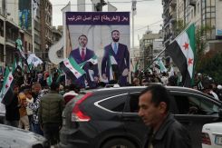 Un portrait de Ahmad el-Chareh, le nouveau président syrien, a été érigé dans le centre de Tripoli. Photo Mohammad Yassine/L'Orient-Le Jour