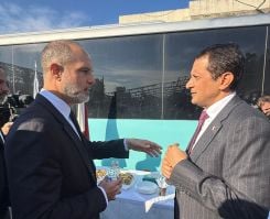 Le ministre des Travaux publics et des Transports, Fayez Rassamny, et l’ambassadeur du Qatar au Liban, Cheikh Saoud ben Abdelrahmane al-Thani, lors de la cérémonie organisée pour célébrer le don de trente bus à Beyrouth le 16 décembre 2025. Photo diffusée par le ministère des Travaux publics et des Transports