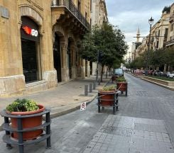 Les pots de fleurs en métal disposés le long de cette rue du centre-ville font partie des éléments qui ont été retirés. Photo diffusée par Solidere