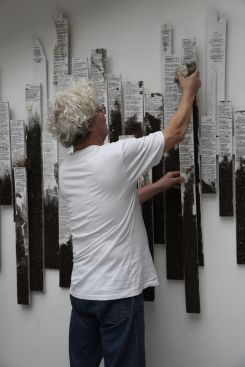 L’artiste au travail dans son espace de création, où prennent forme les pièces de l’exposition « Le rossignol s’enivre ». Avec l’aimable autorisation de Gerard Foltête