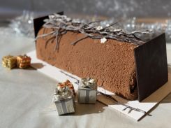 La bûche au chocolat noir, whiskey single malt et amandes caramélisées de la pâtisserie Le Noir. Photo Téa Ziadé/L'OLJ