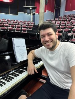 Nadim Tarabay, artisan de la refonte musicale et orchestrale de "Antar & Abla", lors des répétitions de l’opéra à Abu Dhabi. Photo fournie par l'artiste