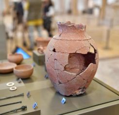 Amphore de l’âge du bronze mise au jour à tell Fadous-Kfarabida, témoin des pratiques de stockage et d’échange sur la côte libanaise. Photo fournie par le ministère de la Culture