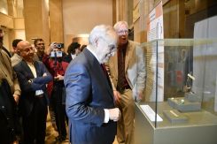 Le ministre de la Culture, Ghassan Salamé, lors de sa visite de l’exposition « Risen from Ruins », aux côtés de l’archéologue Hermann Genz. Photo fournie par le ministère de la Culture