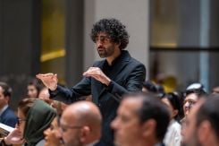 Le chef de chœur libanais Oussama Mhanna à la tête de la chorale de l’Université Antonine, dans un concert de Noël placé sous le signe du dialogue interreligieux à Abou Dhabi. Photo chorale de l"université antonine