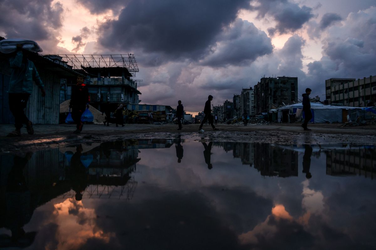 Des Gazaouis évacués par la Défense civile à cause d'inondations provoquées par la tempête Byron