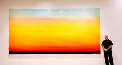 Ribal Molaeb posant de l'une de ses grandes oeuvres accrochée à la galerie Saleh Barakat. Avec l'aimable autorisation de l'artiste