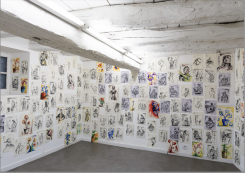 Les murs de la Maison d’art contemporain à Pérouges (France) saturés de croquis : le journal visuel de Mario Jouzy en pleine lumière. Photo fournie par l'artiste