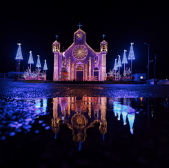 Illumination de l’église de Mar Takla à l’occasion des fêtes dans le village de Bkassine, Liban, le 6 décembre 2025. Photo @Bkassine / Image Council via Instagram