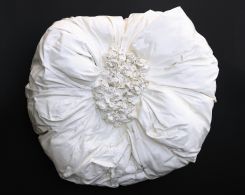 Une oeuvre de la série Flowers Blossomed out of broken concrete de Nada Sehnaoui. (techniques mixtes; 76x65x31 cm; 2025). Avec l'aimable autorisation de l'artiste