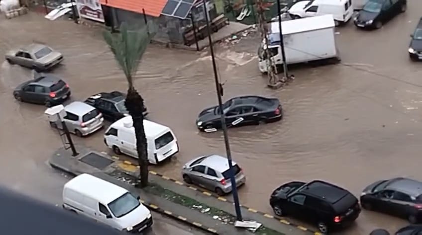 L'autoroute de Beddaoui (Liban-Nord) inondée après de fortes pluies