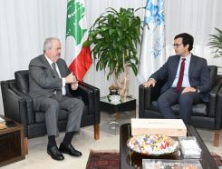 Le ministre des Finances, Yassine Jaber, et le représentant du FMI au Liban, Frederico Lima, lors d'une réunion le 15 décembre 2025 au ministère à Beyrouth. Photo diffusée par le ministère des Finances