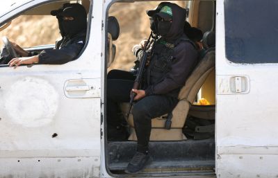 Israël réaffirme que le Hamas « sera désarmé » après la proposition du mouvement de « geler » ses armes