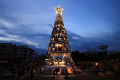 Rassemblement autour d’un sapin de Noël illuminé à Batroun, dans le nord du Liban, le 10 décembre 2025. Photo Mohamed Azakir / Reuters