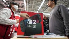 Un client achète une Nintendo Switch 2 dans un magasin d’électronique à Tokyo, au Japon, le 5 juin 2025. Photo d'archives AFP